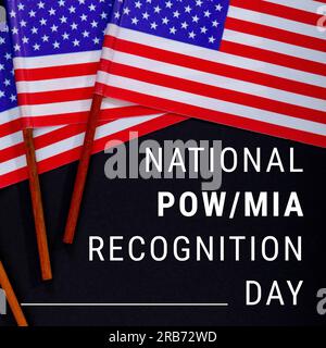 Text zum National Pow Mia Recognition Day mit amerikanischen Flaggen auf schwarzem Hintergrund Stockfoto