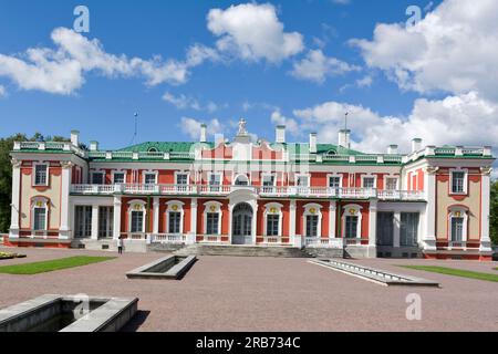 Der Kadriorg Palast ist ein russischer Palast aus dem 18. Jahrhundert in Kadriorg, Tallinn, der Hauptstadt Estlands. Heute ist es ein Kunstmuseum. Stockfoto