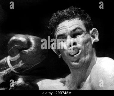 New York, New York: März 1952. Ernie Durando bekommt in der 4. Runde des Hauptveranstalters im Madison Square Garden einen harten linken Haken von Paddy Young. Young traf die Entscheidung und das Recht, Sugar Ray Robinson für die Weltmeisterschaft im Mittelgewicht zu treffen. Stockfoto