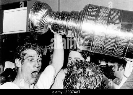 Boston, Massachusetts: 10. Mai 1970 Boston Bruins Star Bobby Orr schlägt und hält den Stanley Cup, nachdem er in der Verlängerung gegen die St. Louis Blues im Boston Garden. Boston gewann die Hockey-Playoff-Meisterschaft zum ersten Mal seit 29 Jahren. Stockfoto