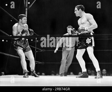 New York, New York: 1. Juni 1939 Boxers Lou Nova (links) und Max Baer im ersten TV-Schwergewichtspreis für WNBT-TV im Yankee Stadium. Stockfoto