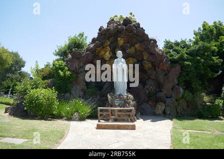 Culver City, Kalifornien, USA 6. Juli 2023 The Grotto at Holy Cross Cemetery am 6. Juli 2023 in Culver City, Kalifornien, USA. Foto: Barry King/Alamy Stock Photo Stockfoto