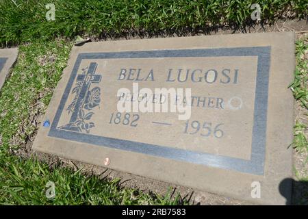 Culver City, Kalifornien, USA 6. Juli 2023 Schauspielerin Bela Lugosi Grab in der Grotto Section auf dem Holy Cross Cemetery am 6. Juli 2023 in Culver City, Kalifornien, USA. Foto: Barry King/Alamy Stock Photo Stockfoto