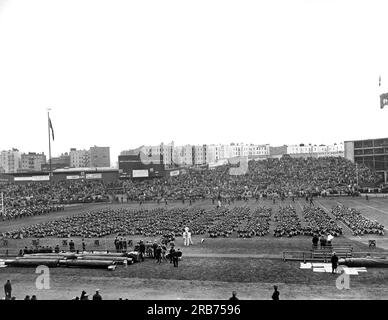 New York, New York: 10. November 1928. Die Armeekadetten auf dem Platz im Yankee-Stadion vor dem Start des Notre Dame-Army-Fußballspiels. In der Halbzeit lag Knute Rockne um 6-0 Uhr auf einem ungeschlagenen Armeeteam und gab seine berühmte inspirierende Rede „Win One for the Gipper“, die das Team Notre Dame zum Sieg im Jahr 12-6 anspornte. Stockfoto