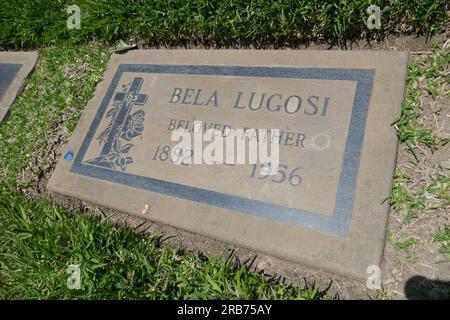 Culver City, Kalifornien, USA 6. Juli 2023 Schauspielerin Bela Lugosi Grab in der Grotto Section auf dem Holy Cross Cemetery am 6. Juli 2023 in Culver City, Kalifornien, USA. Foto: Barry King/Alamy Stock Photo Stockfoto