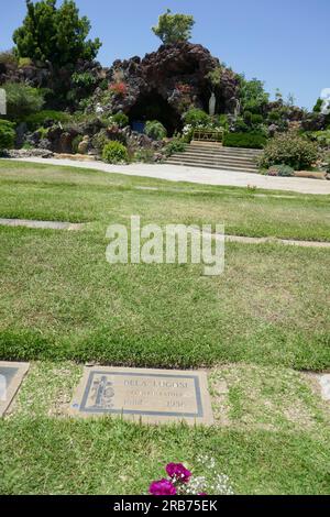 Culver City, Kalifornien, USA 6. Juli 2023 Schauspielerin Bela Lugosi Grab in der Grotto Section auf dem Holy Cross Cemetery am 6. Juli 2023 in Culver City, Kalifornien, USA. Foto: Barry King/Alamy Stock Photo Stockfoto