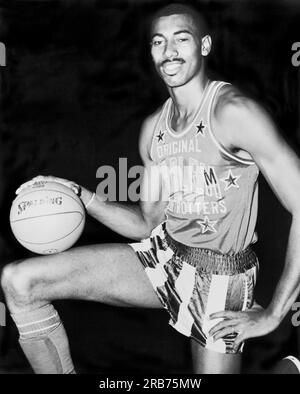 USA: 1959 All-Star-Basketballspieler wilt Chamberlain trägt eine Harlem Globetrotters Uniform. Stockfoto