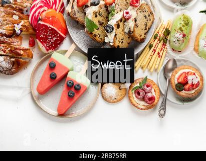 Gesunde Sommerdesserts. Verschiedene Desserts auf weißem Hintergrund. Draufsicht Stockfoto