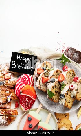 Gesunde Sommerdesserts. Verschiedene Desserts auf weißem Hintergrund. Draufsicht Stockfoto
