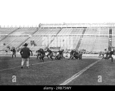 New Haven, Connecticut: c. 1913 die Yale Fußballmannschaft beim Training. Der Quarterback bereitet sich darauf vor, den Ball zu werfen. Stockfoto