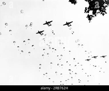 Fort Bragg, North Carolina: c: 1947 Eine Fallschirmjägerübung aus Fort Bragg mit USAF Fairchild C-82 Packet-Flugzeugen und C-119 fliegenden Boxwagen für die Übergabe. Stockfoto