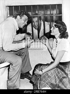 Hollywood, Kalifornien: 1957. Der pensionierte Schwergewichtsmeister Rocky Marciano wird vom Set „A Face in the Crod“ von den Stars Andy Griffith und Patricia Neal getröstet. Marciano besuchte seine Freundin Elia Kazan, die Regisseurin des Films. Stockfoto