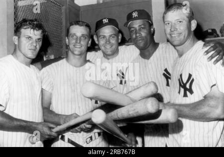 New York, New York: 3. Juli 1961 New Yankee Pitcher Bud Daley zeigt seine Wertschätzung für die Gegenüberstellung, die ihm einen 13-4-Sieg über die Washington Senators bescherte. Bill Skowron, Roger Maris, Daley, Elston Howard und Mickey Mantle. Skowron, Howard und Mantle haben jeweils einen Homerun im Spiel geschafft, wobei Maris zwei geschlagen hat. Stockfoto