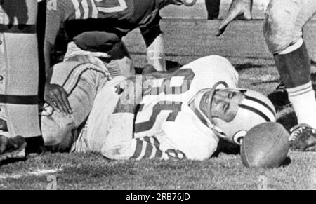 San Francisco, Kalifornien: 10. Dezember 1961. Green Bay Packer Receiver Max McGee (Nr. 85) trifft einen Touchdown, wenn er mit dem Torpfosten im Kezar Stadium in San Francisco kollidiert. Er wurde drei Minuten lang bewusstlos geschlagen und vom Feld getragen und spielte nicht weiter. Stockfoto