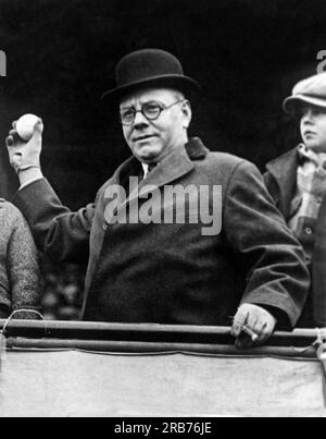 Boston, Massachusetts, 15. April 1926 Boston Mayor Malcolm Nichols wirft den ersten Baseball der Saison im Eröffnungsspiel zwischen den Boston Red Sox und den New York Yankees. Stockfoto