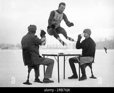 Lake Placid, New York: ca. 1920. Joe Moore, Weltmeister im Hallen-Skater, trainiert für internationale Wettkämpfe in Lake Placid. Moore nahm an den Olympischen Spielen 1924 in Chamonix, Frankreich, Teil. Stockfoto