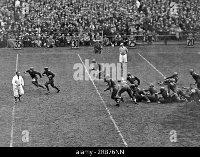 New York, New York: 10. November 1928. Jack Chevigny von Notre Dame erzielt im Yankee-Stadion einen 25 Yard-Gewinn im Spiel gegen die Armee. Früher hatte Knute Rockne seine berühmte Rede gehalten, "Win One for the Gipper", und als Chevigny später einen Touchdown erzielte, um das Spiel zu verbinden, sagte er: "Das ist eins für den Gipper." Notre Dame gewann, 12-6. Chevigny starb später in der Schlacht von Iwo Jima im Zweiten Weltkrieg Stockfoto