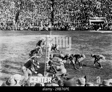 Vereinigte Staaten: c. 1912 zwei Fußballmannschaften in der Reihe der Handschrift und bereit, den Ball zu schnappen. Stockfoto