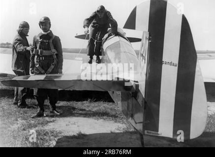 Deutschland: 24. Mai 1931 Willi Ruge ist bestrebt, die ersten Selbstporträts vom Fallschirm zu machen, wenn er aus einem Flugzeug springt. Hier erhalten sie Anweisungen für den Sprung. Stockfoto