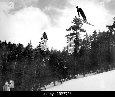 Big Pines, Kalifornien: c. 1935 Sigurd Ulland vom Lake Tahoe Ski Club macht den Sprung von einem Berg und gewinnt den Preis im Invitational International Ski Tournament. Stockfoto