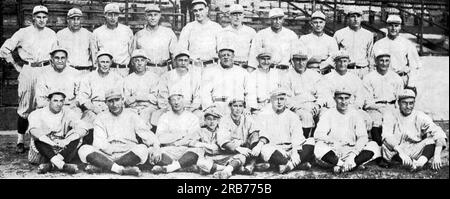 New York, New York: 1920 Ein Teamporträt der „Brooklyn's“, der National League Champions im Jahr 1920. L-R, oberste Reihe: Sheridan, i.F.; Mohart, p.; Schmandt, i.F.; Miller, c.; Lamar, P.; Cadore, P.; Grimes, P.; Miljus, p.; Griffith, r.F.; L-R, Mid Row: Kruger, c.; Kilduff, 2b, ; Johnston, 3b; Wheat, L.F.; Robinson, Mgr.; Myers, c.F.; Konetchy, 1b.; Smith, P.; Olson, s.s.; L-R bot Row: McCabe, i.F.; Taylor, c.; Neis, r.F.; Eddie Bennett, (Fledermaus); Cloude, (Fledermaus); Elliott, c.; Sheehan, L.F.; Mitchell, p. Stockfoto