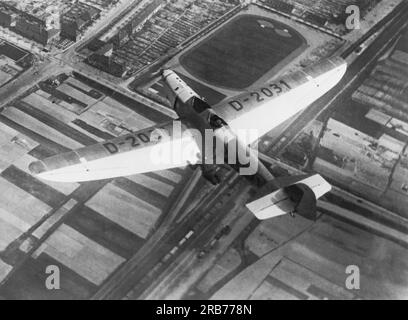 Deutschland: 24. Mai 1931 Willi Ruge ist bestrebt, die ersten Selbstporträts vom Fallschirm zu machen, wenn er aus einem Flugzeug springt. Hier fotografiert er gerade seinen Kollegen Herrn Boettcher, als er aus dem Flugzeug gesprungen ist und seinen Sturz begonnen hat. Stockfoto