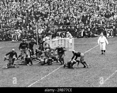 New York, New York: 10. November 1928. Jack Chevigny von Notre Dame gewinnt im Yankee-Stadion fünf Yards im Kampf gegen die Armee. Früher hatte Knute Rockne seine berühmte Rede gehalten, "Win One for the Gipper", und als Chevigny später einen Touchdown erzielte, um das Spiel zu verbinden, sagte er: "Das ist eins für den Gipper." Notre Dame gewann, 12-6. Chevigny starb später in der Schlacht von Iwo Jima im Zweiten Weltkrieg. Stockfoto