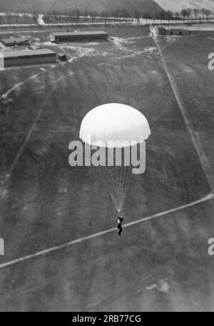 Deutschland: 24. Mai 1931 Willi Ruge ist bestrebt, die ersten Selbstporträts vom Fallschirm zu machen, wenn er aus einem Flugzeug springt. Hier, nachdem er mit dem Kopf zuerst aus dem Flugzeug gesprungen ist, hat sich sein Fallschirm vollständig geöffnet Stockfoto