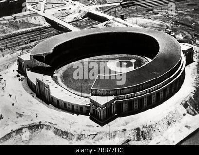 Cleveland, Ohio: Juni 1931 ein Blick aus der Vogelperspektive auf das neue Cleveland Municipal Stadium, das am 3. Juli 1931 zum ersten Mal für die Öffentlichkeit beim Boxkampf der Schwergewichtsmeisterschaft Max Schmeling-Young Stribling geöffnet wird. Stockfoto