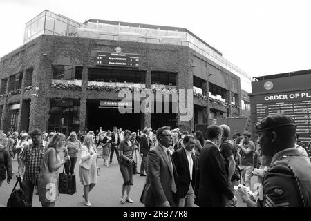 London, Vereinigtes Königreich - Juli 4 2016: Wimbledon Tennis Championships, Leute und Fans vor dem Mittelfeld, schwarz-weiß Stockfoto