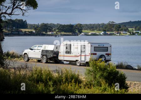 Ein Wohnwagen auf der Straße. Im Sommer beim Bademeister geparkt. Mit einem Wohnwagen in australien Stockfoto