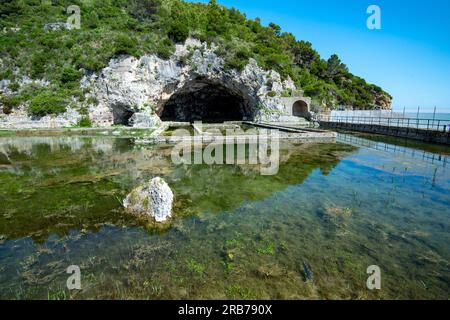 Sperlonga Höhle in Tiberio Ruinen - Italien Stockfoto