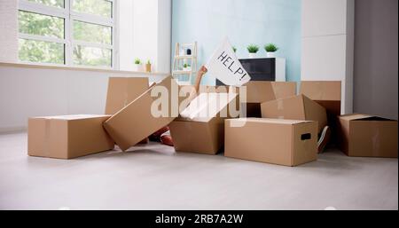 Komische Bewegungsunfälle. Herunterfallende Kartonschachteln Zu Hause Stockfoto