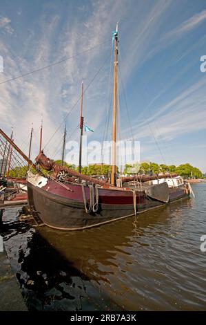 Antikes Segelschiff „Annechiena Willemiena“ (1893), das am Pier in der Nähe des Schifffahrtsmuseums (Het Scheepvaartmuseum), Amsterdam, Niederlande, festgemacht ist Stockfoto