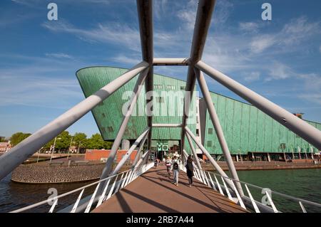 Metallbrücke, die zum Nemo Science Museum führt (das bootförmige Gebäude des Architekten Renzo Piano), Amsterdam, Niederlande Stockfoto