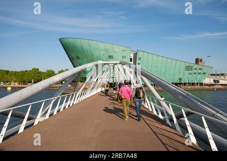 Metallbrücke, die zum Nemo Science Museum führt (das bootförmige Gebäude des Architekten Renzo Piano), Amsterdam, Niederlande Stockfoto