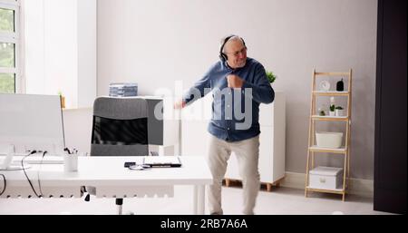 Witzbold-Arbeiter-Erfolg Im Büro. Fröhlicher Geschäftsmann Joy Stockfoto