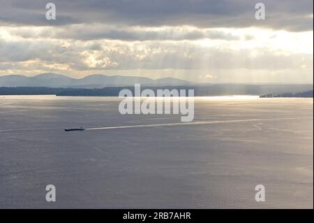 Frachtschiff in Elliot Bay bei Seattle. Seattle, Washington, Vereinigte Staaten von Amerika - 26. August 2010 Stockfoto