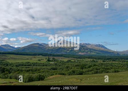 Der Blick nach Süden vom Commando Memorial an der Spean Bridge mit Blick auf das Spean Valley und die Berge des schottischen Hochlands im Hintergrund. Stockfoto