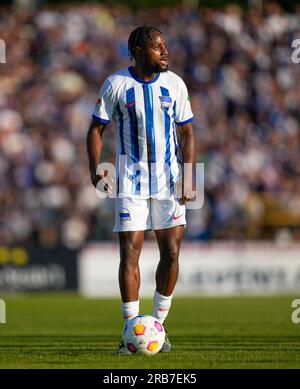 Friedrich-Ludwig-Jahn-Sportpark, Berlin, Deutschland. 07. Juli 2023. Deyovaisio Zeefuik (Hertha Berlin) kontrolliert den Ball während eines freundlichen Spiels, BFC Dynamo gegen Hertha BSC, im Friedrich-Ludwig-Jahn-Sportpark, Berlin. Kim Price/CSM/Alamy Live News Stockfoto