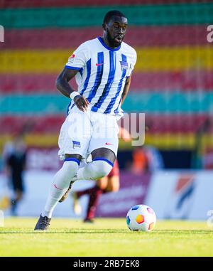 Friedrich-Ludwig-Jahn-Sportpark, Berlin, Deutschland. 07. Juli 2023. Wilfried Kanga (Hertha Berlin) kontrolliert den Ball während eines freundlichen Spiels, BFC Dynamo gegen Hertha BSC, im Friedrich-Ludwig-Jahn-Sportpark, Berlin. Kim Price/CSM/Alamy Live News Stockfoto