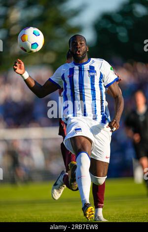 Friedrich-Ludwig-Jahn-Sportpark, Berlin, Deutschland. 07. Juli 2023. Wilfried Kanga (Hertha Berlin) kontrolliert den Ball während eines freundlichen Spiels, BFC Dynamo gegen Hertha BSC, im Friedrich-Ludwig-Jahn-Sportpark, Berlin. Kim Price/CSM/Alamy Live News Stockfoto