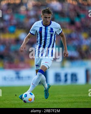 Friedrich-Ludwig-Jahn-Sportpark, Berlin, Deutschland. 07. Juli 2023. Marten Winkler (Hertha Berlin) kontrolliert den Ball während eines freundlichen Spiels, BFC Dynamo gegen Hertha BSC, im Friedrich-Ludwig-Jahn-Sportpark, Berlin. Kim Price/CSM/Alamy Live News Stockfoto