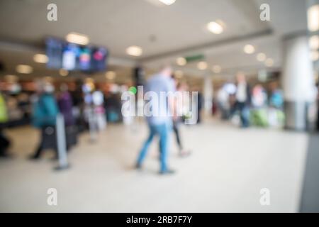 Verschwommenes Bild von Menschen, die im Flughafen Edinburgh zu Fuß gehen Stockfoto