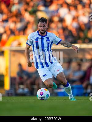 Friedrich-Ludwig-Jahn-Sportpark, Berlin, Deutschland. 07. Juli 2023. Lucas Tousart (Hertha Berlin) kontrolliert den Ball während eines freundlichen Spiels, BFC Dynamo gegen Hertha BSC, im Friedrich-Ludwig-Jahn-Sportpark, Berlin. Kim Price/CSM/Alamy Live News Stockfoto