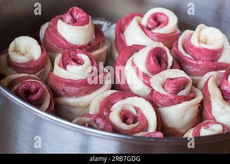 Nahaufnahme gedünsteter Brötchen in kreativer Rosenform - gedünstetes Brot in chinesischer Küche Stockfoto