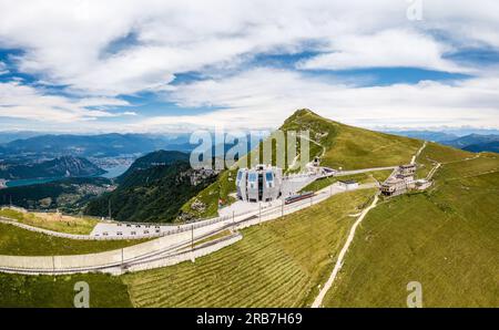 Monte Generoso, Schweiz - Juli 17. 2021: Das beliebte Ausflugsziel am 1700 m hohen monte Generoso mit einem modernen Restaurant und vielfältiger Vielfalt Stockfoto