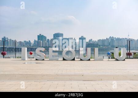 Seoul, Südkorea - 11. Juli 2022: U-Schild I Seoul am Yeouido Hangang Park, einem der Parks neben dem Fluss Han Stockfoto