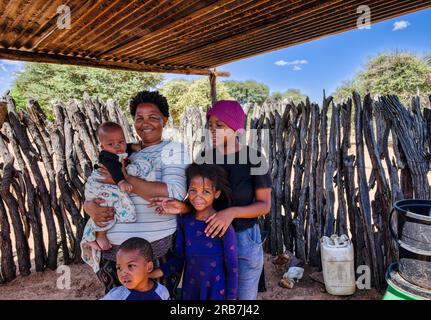 Porträt einer afrikanischen Dorffamilie im Hof, Außenküche im ländlichen Raum Stockfoto