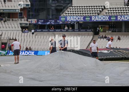 Bodenpersonal zieht die Regendecke heraus, da Regen während der LV = Insurance Ashes Third Test Series Day 3 England gegen Australien im Headingley Stadium, Leeds, Großbritannien, 8. Juli 2023 erwartet wird (Foto von Mark Cosgrove/News Images) Stockfoto